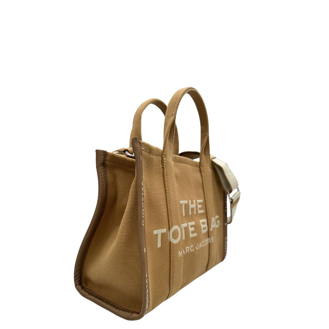 Laterale, Borsa The Tote Bag Marc Jacobs in tessuto Jacquard con tracolla regolabile e amovibile in tessuto bianco con parti metalliche argentate. Originale, usata, di lusso in condizioni eccellenti.
