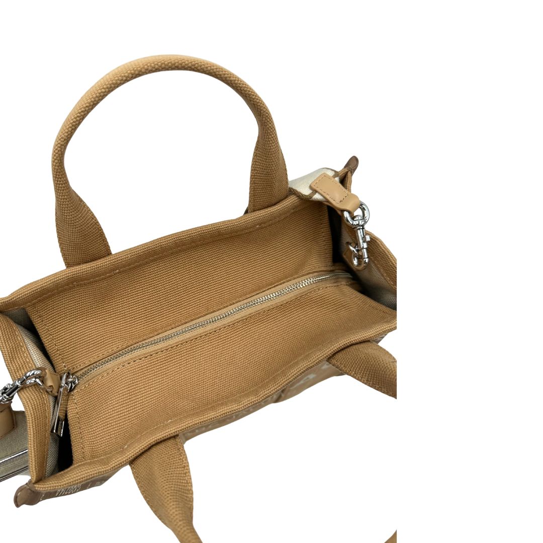 Chiusura, Borsa The Tote Bag Marc Jacobs in tessuto Jacquard con tracolla regolabile e amovibile in tessuto bianco con parti metalliche argentate. Originale, usata, di lusso in condizioni eccellenti.