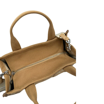 Chiusura, Borsa The Tote Bag Marc Jacobs in tessuto Jacquard con tracolla regolabile e amovibile in tessuto bianco con parti metalliche argentate. Originale, usata, di lusso in condizioni eccellenti.
