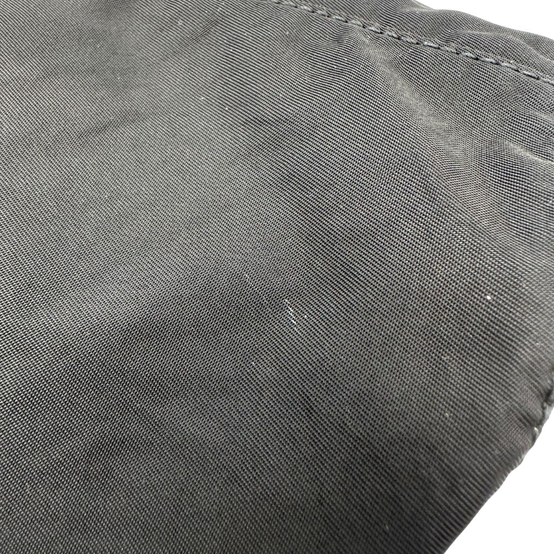 Pouch Prada in nylon nero, di lusso, originale, ottime condizioni, usato. 