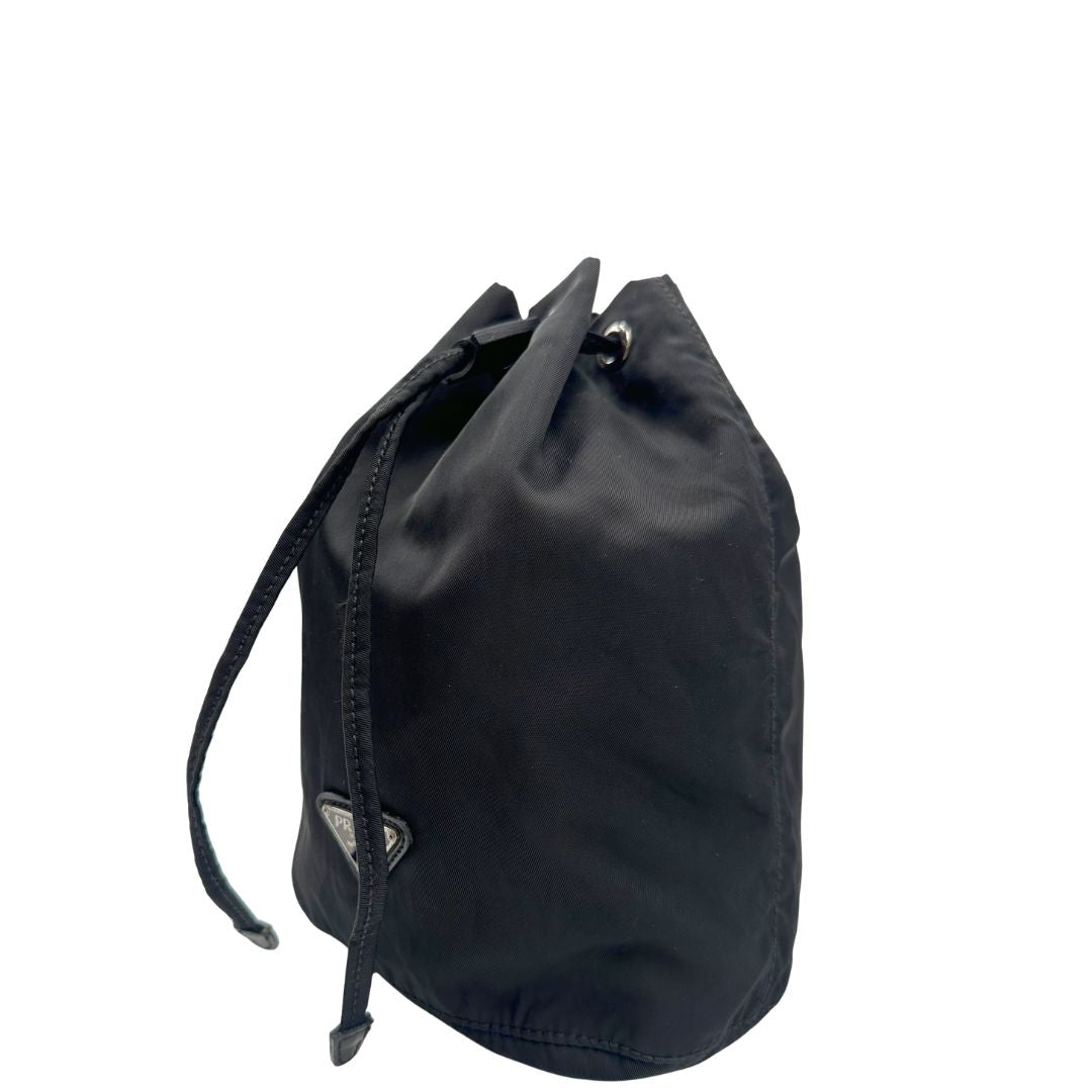 lato Pouch Prada in nylon nero, di lusso, originale, ottime condizioni, usato. 