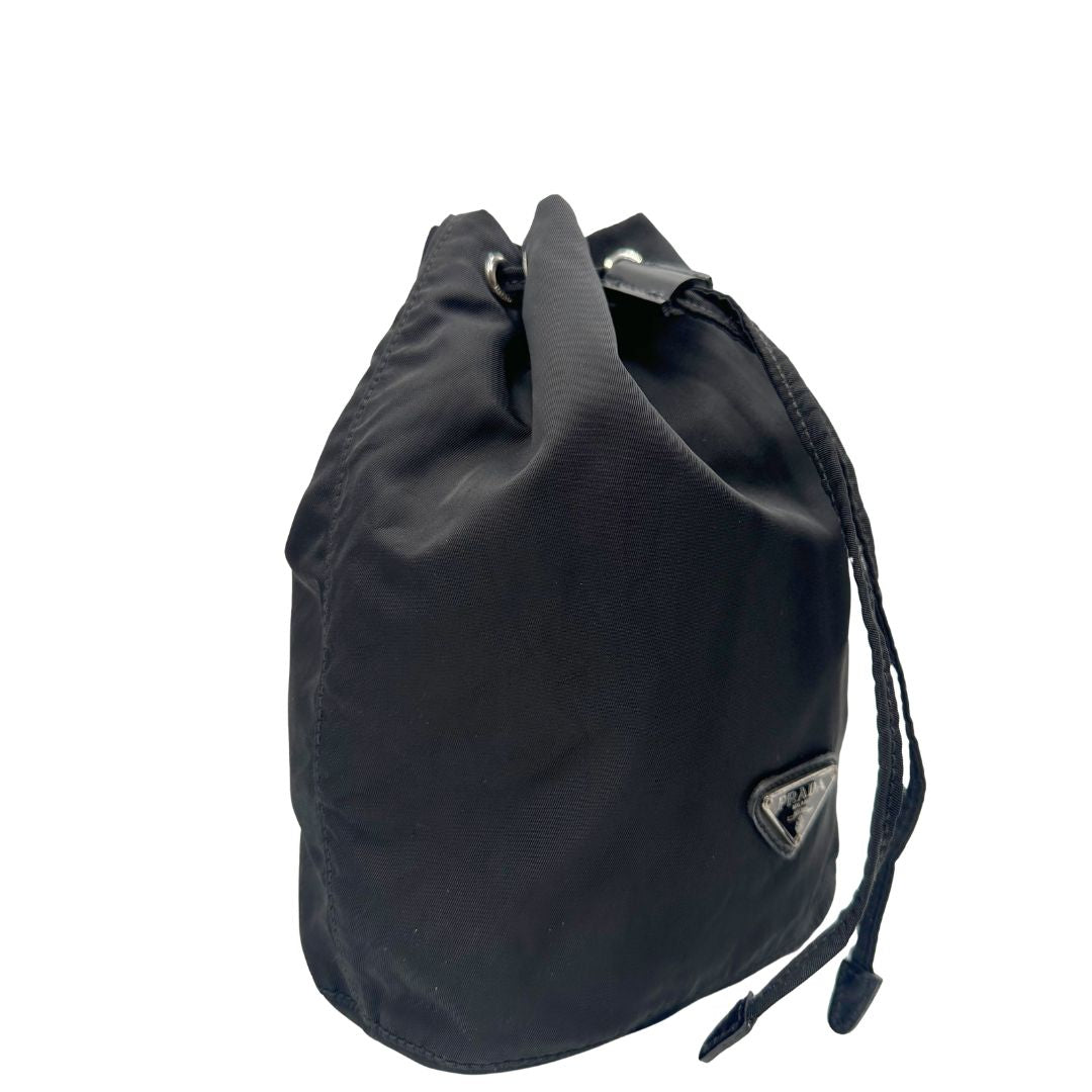 lato Pouch Prada in nylon nero, di lusso, originale, ottime condizioni, usato. 