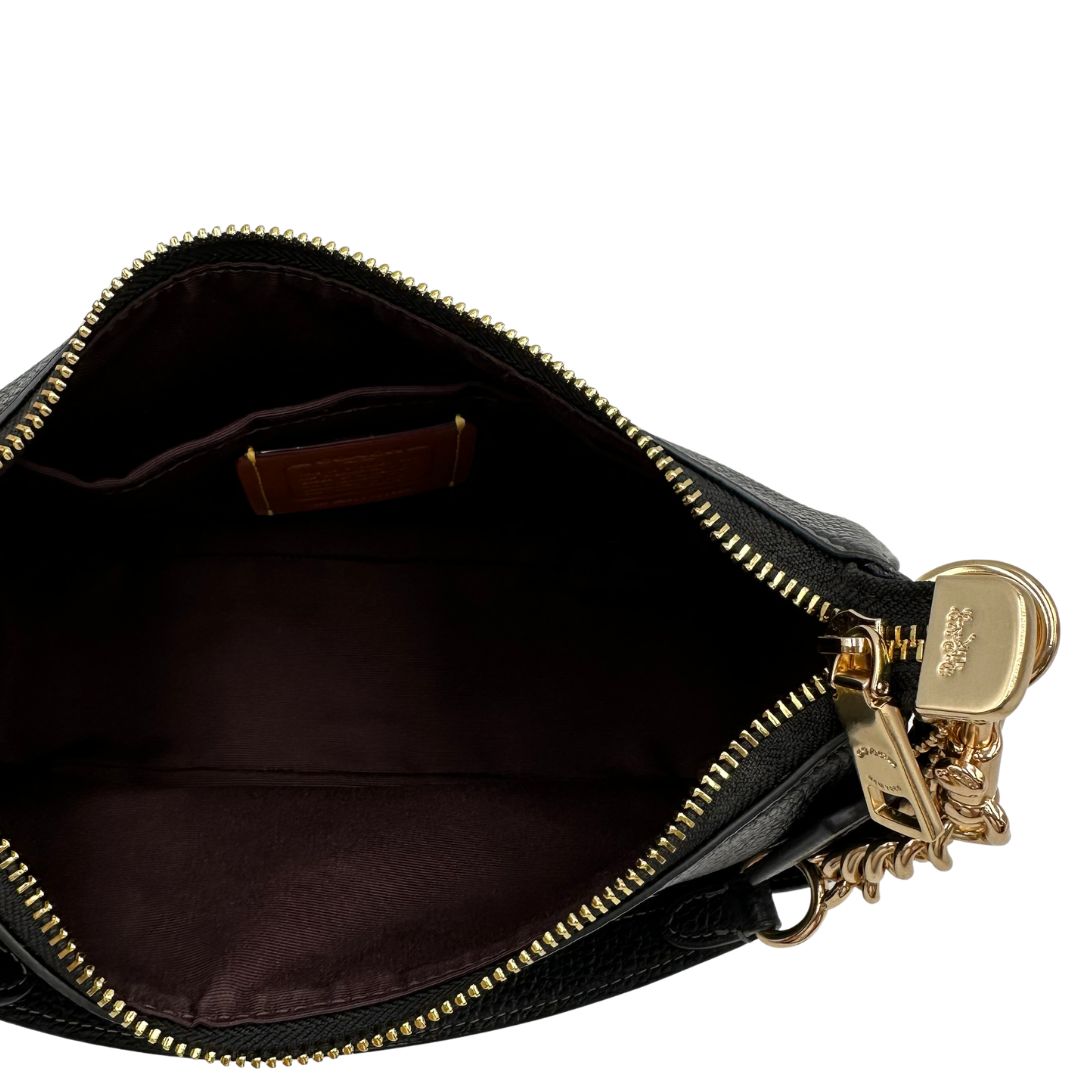 interno interno Borsa Coach in pelle martellata nera, puoi portarla comodamente a spalla, a tracolla o a mano, di lusso, originale, ottime condizioni, usata.  