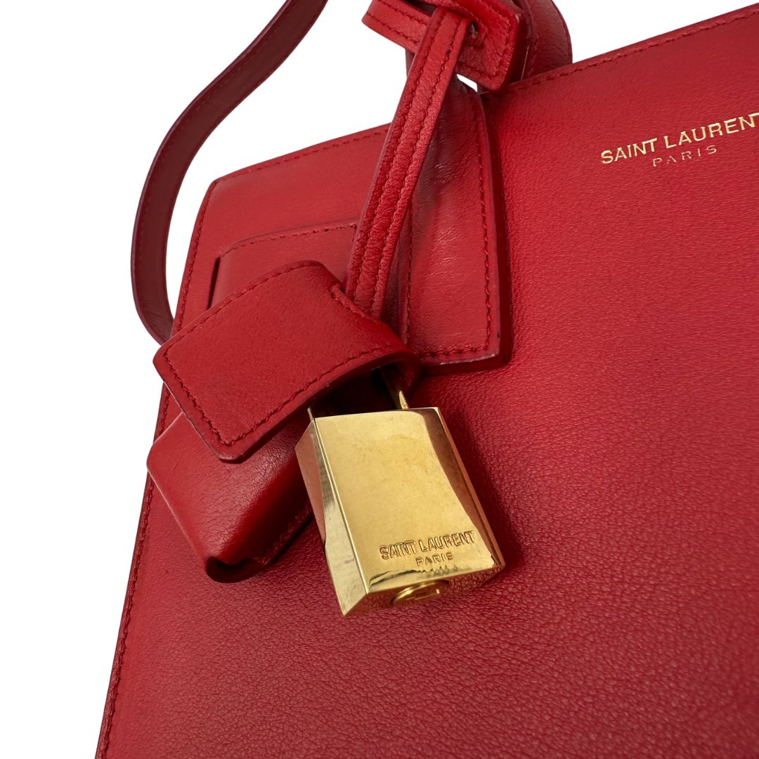 lucchetto Borsa Saint Laurent in pelle rossa, indossabile a tracolla o a mano, di lusso, originale, ottime condizioni. 