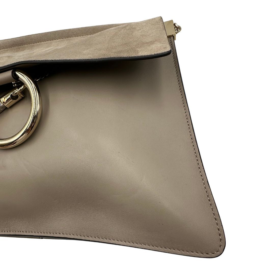 angolo  Borsa Chloè Faye in pelle liscia e pelle scamosciata color sabbia e dettagli metallici dorati, di lusso, originale, usata 