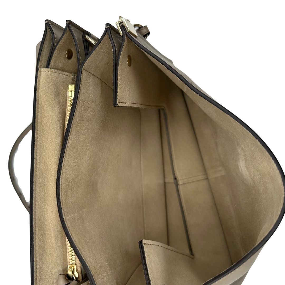 interno  Borsa Chloè Faye in pelle liscia e pelle scamosciata color sabbia e dettagli metallici dorati, di lusso, originale, usata 