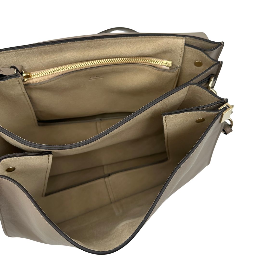 interno  Borsa Chloè Faye in pelle liscia e pelle scamosciata color sabbia e dettagli metallici dorati, di lusso, originale, usata 