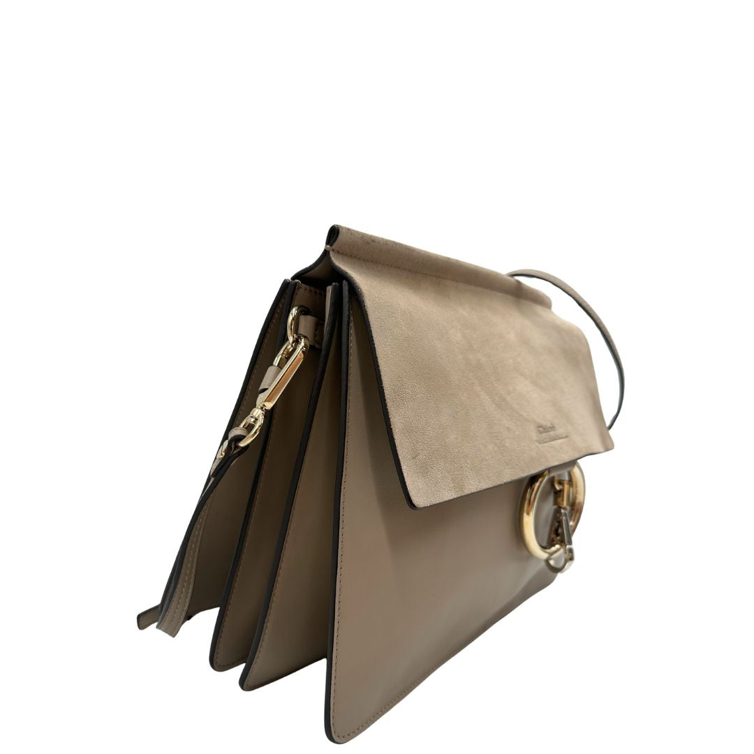 lato  Borsa Chloè Faye in pelle liscia e pelle scamosciata color sabbia e dettagli metallici dorati, di lusso, originale, usata 