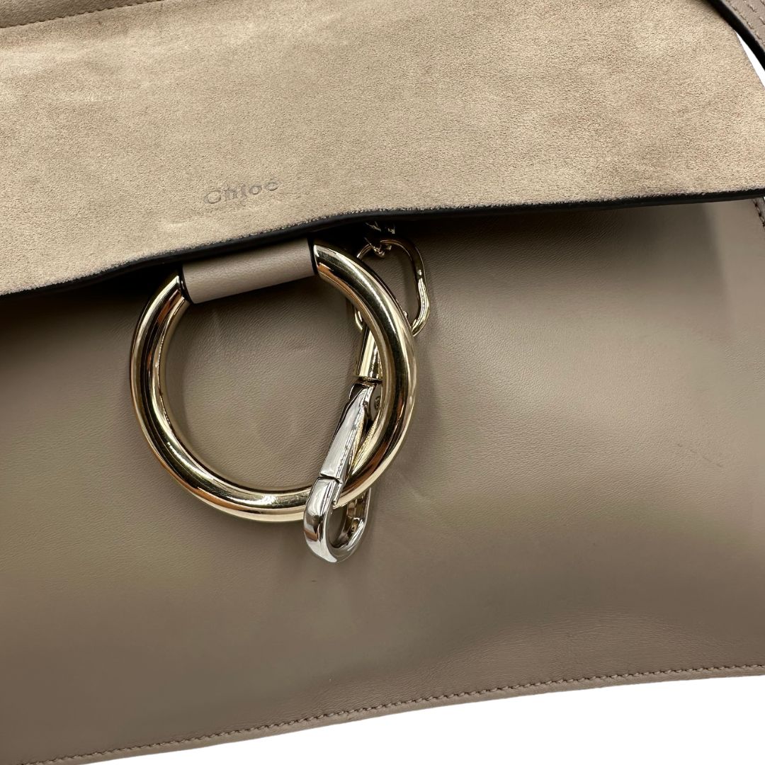  Borsa Chloè Faye in pelle liscia e pelle scamosciata color sabbia e dettagli metallici dorati, di lusso, originale, usata 