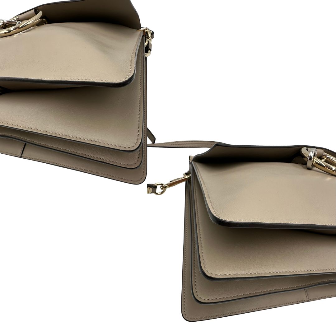 angoli  Borsa Chloè Faye in pelle liscia e pelle scamosciata color sabbia e dettagli metallici dorati, di lusso, originale, usata 