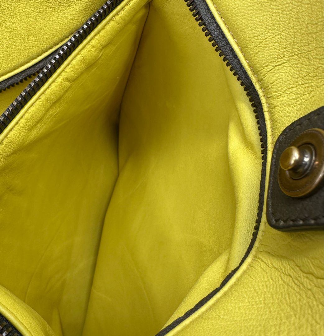interno Borsa Prada in pelle martellata verde impreziosita da frange sui profili, di lusso, originale, ottime condizioni, usata. 