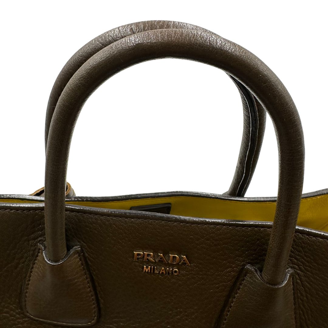 manici Borsa Prada in pelle martellata verde impreziosita da frange sui profili, di lusso, originale, ottime condizioni, usata. 