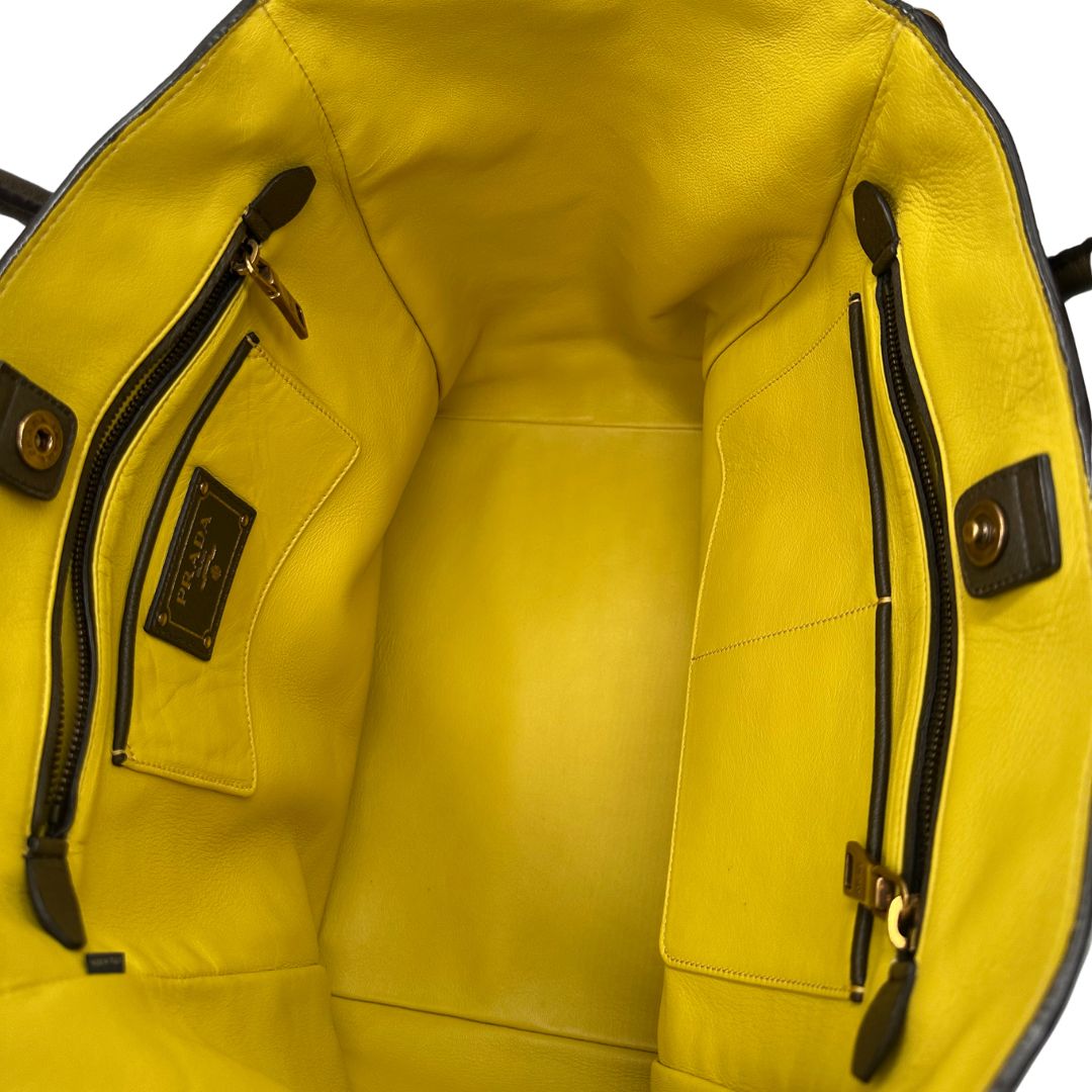 interno Borsa Prada in pelle martellata verde impreziosita da frange sui profili, di lusso, originale, ottime condizioni, usata. 