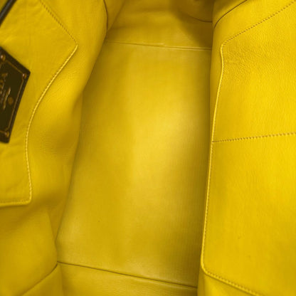 interno Borsa Prada in pelle martellata verde impreziosita da frange sui profili, di lusso, originale, ottime condizioni, usata. 