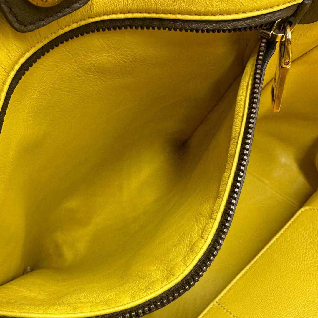 interno Borsa Prada in pelle martellata verde impreziosita da frange sui profili, di lusso, originale, ottime condizioni, usata. 