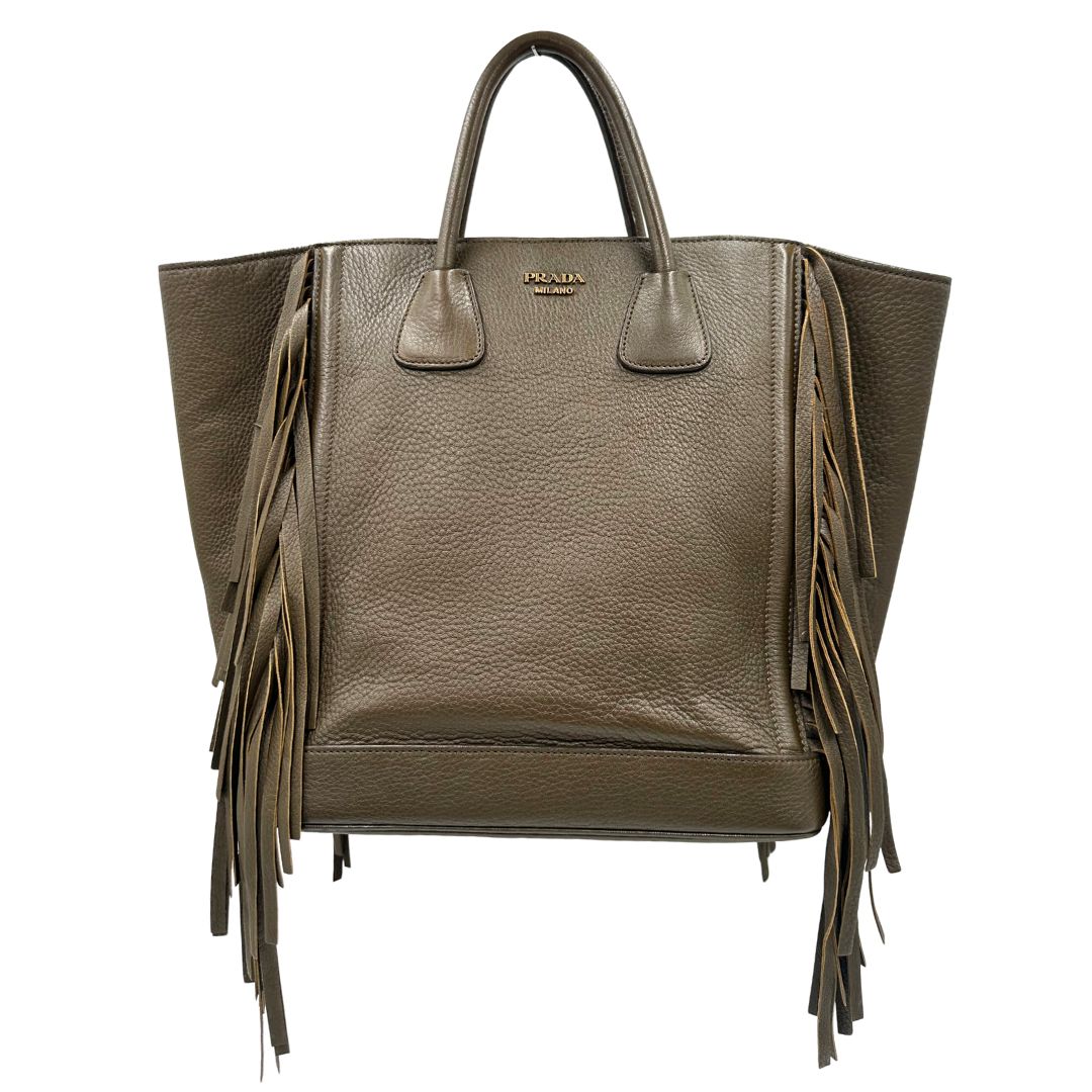 front Borsa Prada in pelle martellata verde impreziosita da frange sui profili, di lusso, originale, ottime condizioni, usata.