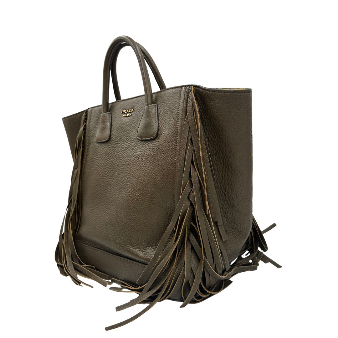 lato Borsa Prada in pelle martellata verde impreziosita da frange sui profili, di lusso, originale, ottime condizioni, usata.