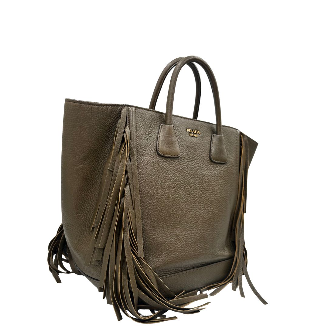 lato Borsa Prada in pelle martellata verde impreziosita da frange sui profili, di lusso, originale, ottime condizioni, usata. 