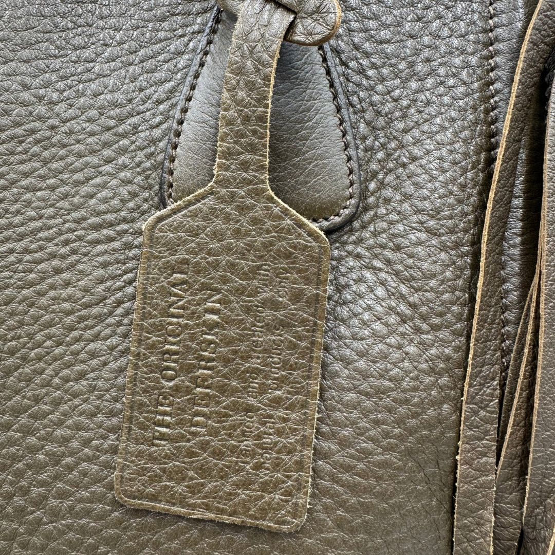 Borsa Prada in pelle martellata verde impreziosita da frange sui profili, di lusso, originale, ottime condizioni, usata. 