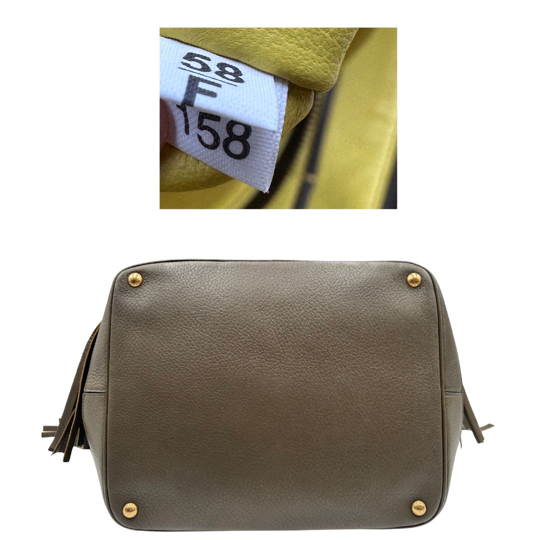 base Borsa Prada in pelle martellata verde impreziosita da frange sui profili, di lusso, originale, ottime condizioni, usata. 