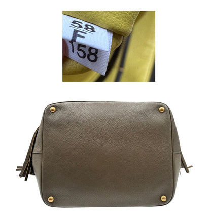 base Borsa Prada in pelle martellata verde impreziosita da frange sui profili, di lusso, originale, ottime condizioni, usata. 