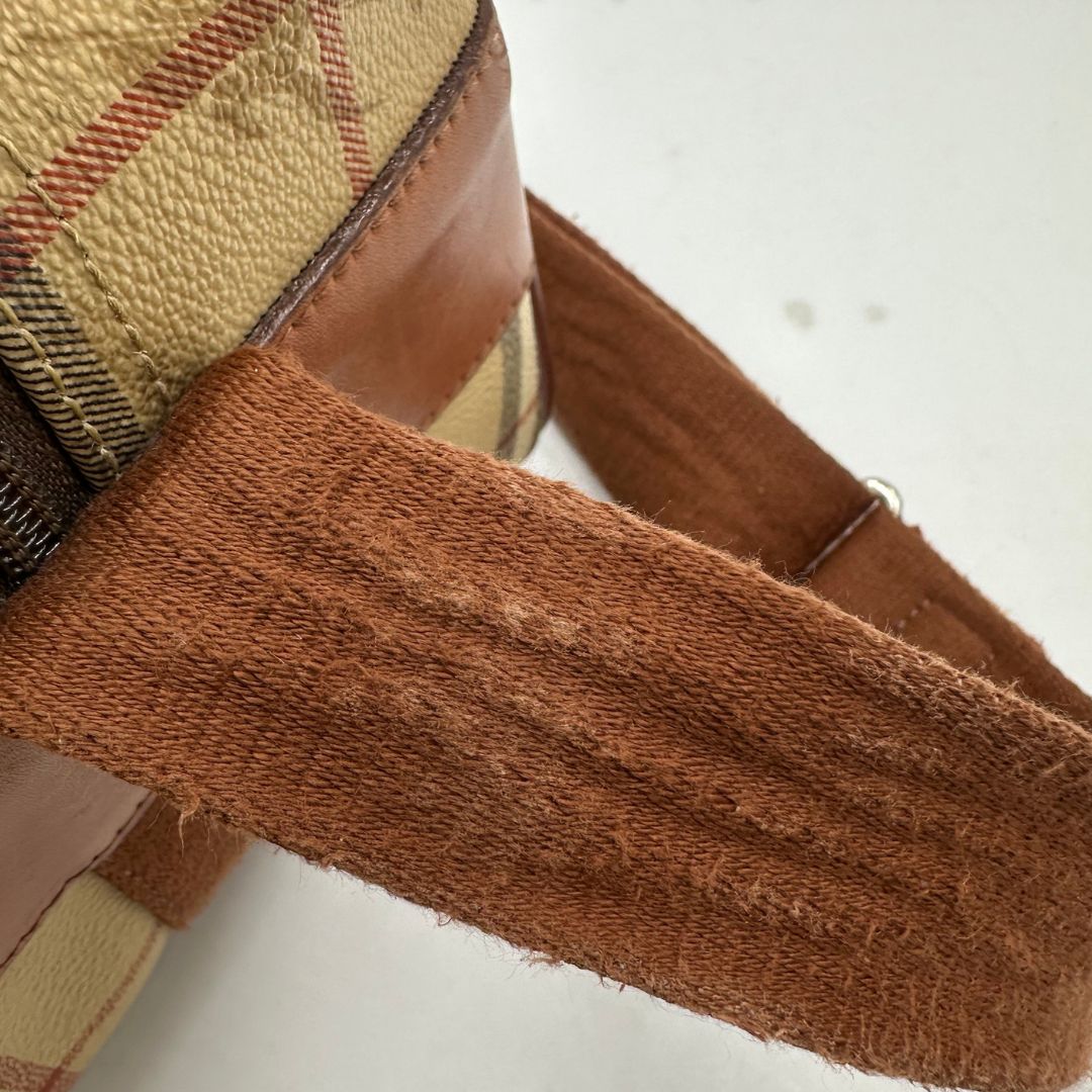 Cartella Burberry in canvas trama tartan con finiture in pelle marroni. Originale, usata, di lusso, in ottime condizioni.