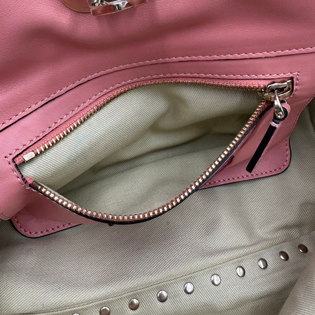 interno Borsa V. G. in pelle color rosa salmone impreziosita da borchie piramidali, di lusso, originale, ottime condizioni.