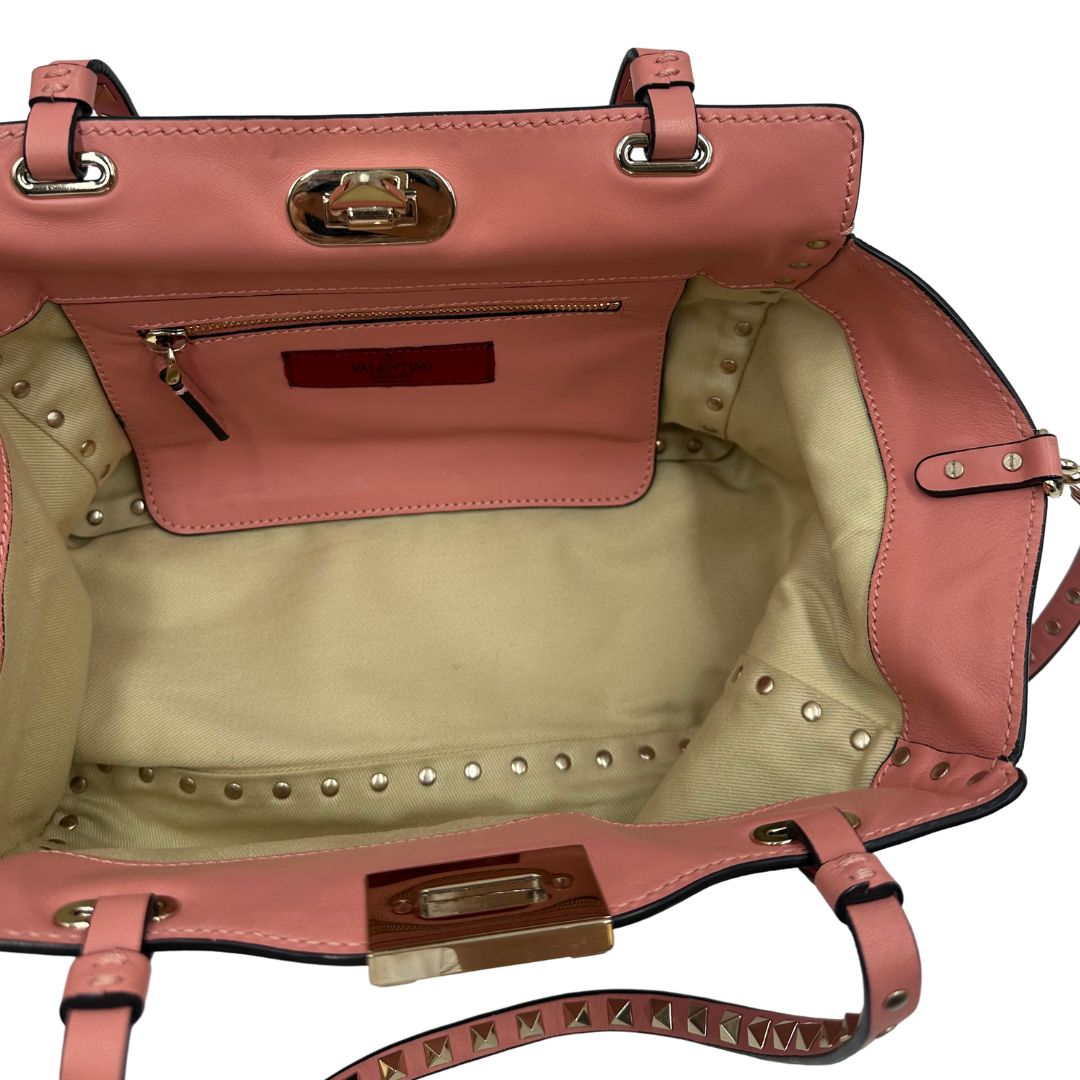 interno Borsa V. G. in pelle color rosa salmone impreziosita da borchie piramidali, di lusso, originale, ottime condizioni.