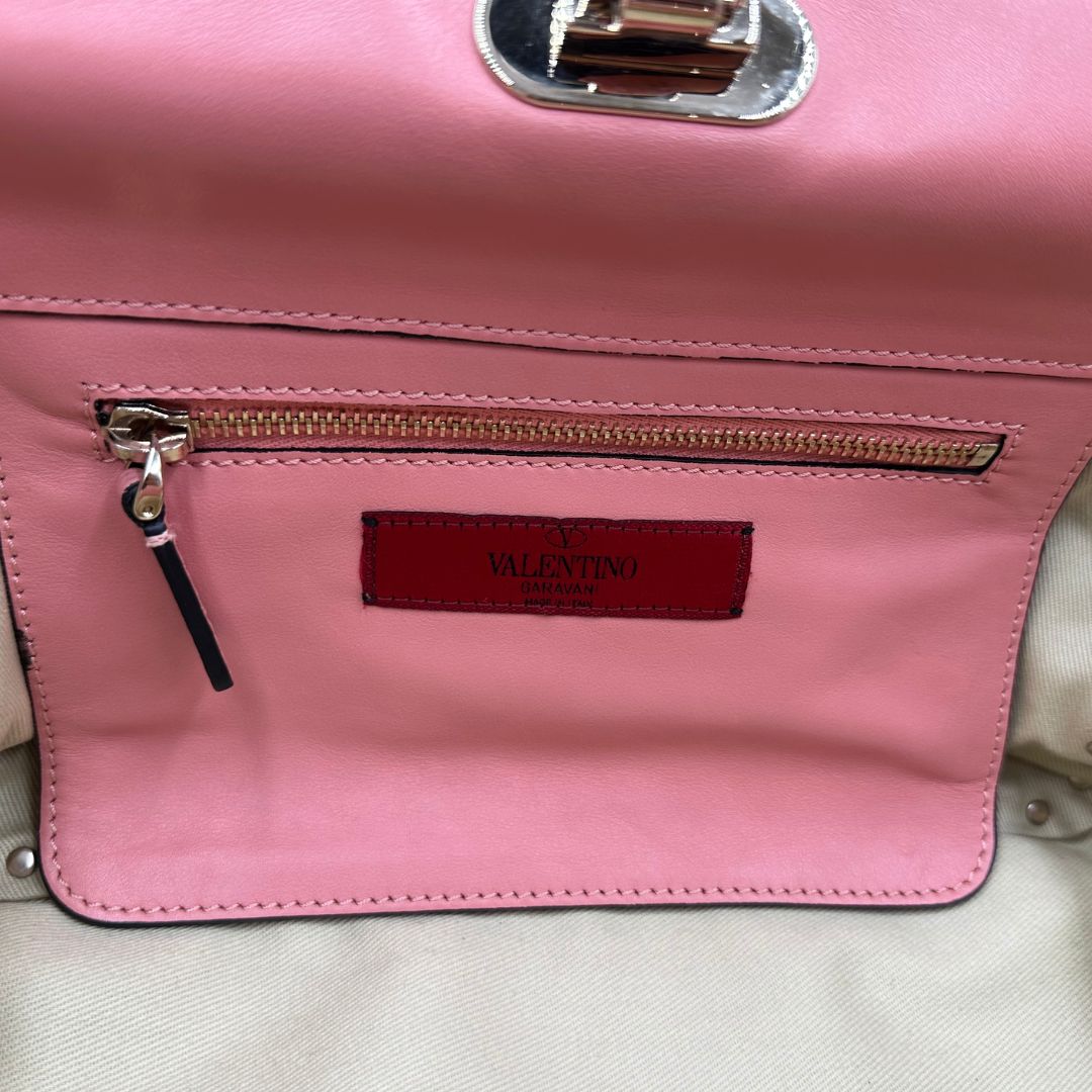 interno Borsa V. G. in pelle color rosa salmone impreziosita da borchie piramidali, di lusso, originale, ottime condizioni.