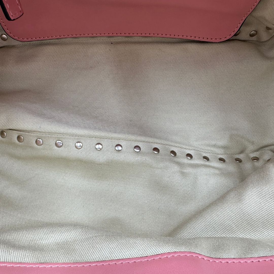 interno Borsa V. G. in pelle color rosa salmone impreziosita da borchie piramidali, di lusso, originale, ottime condizioni.