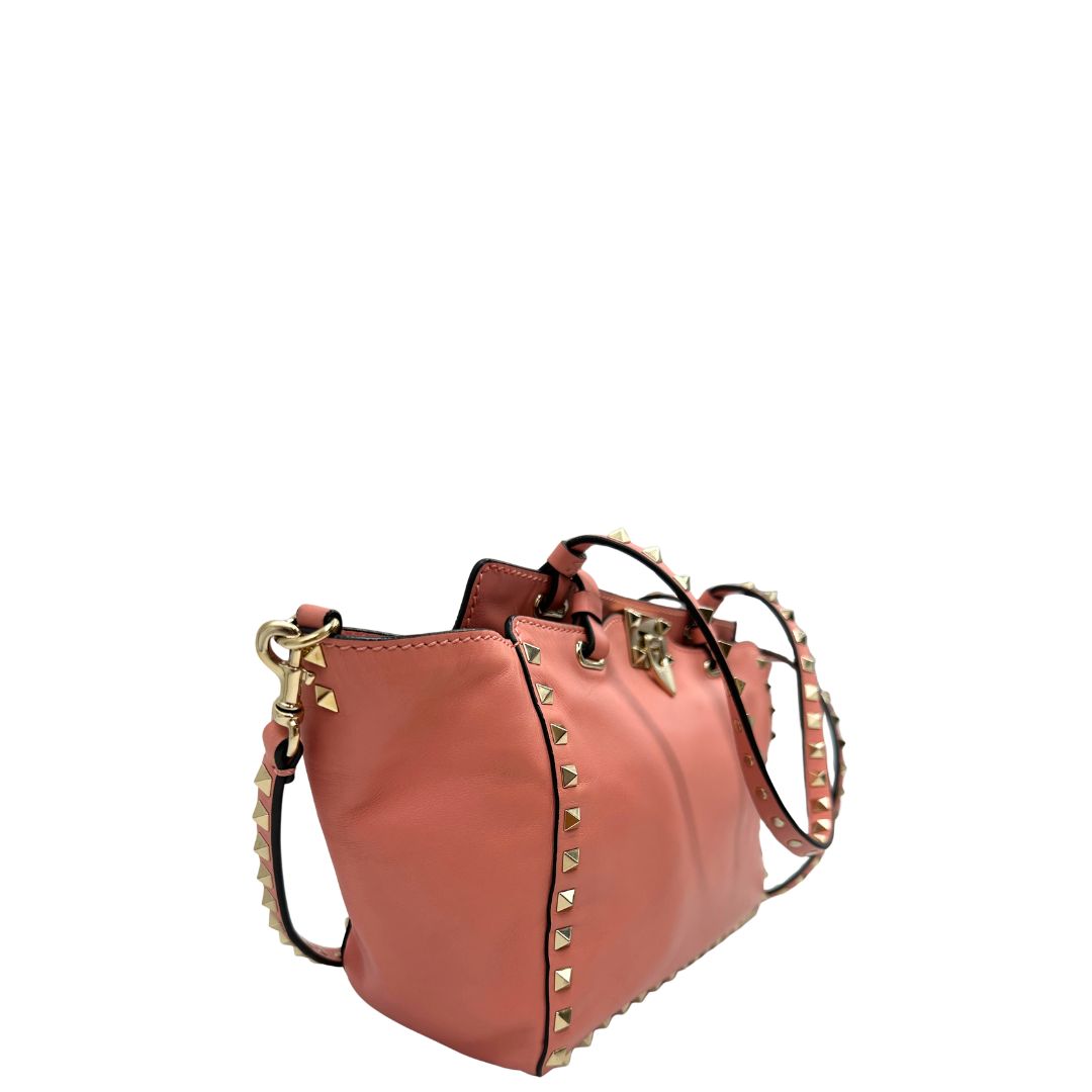 lato Borsa V. G. in pelle color rosa salmone impreziosita da borchie piramidali, di lusso, originale, ottime condizioni. 