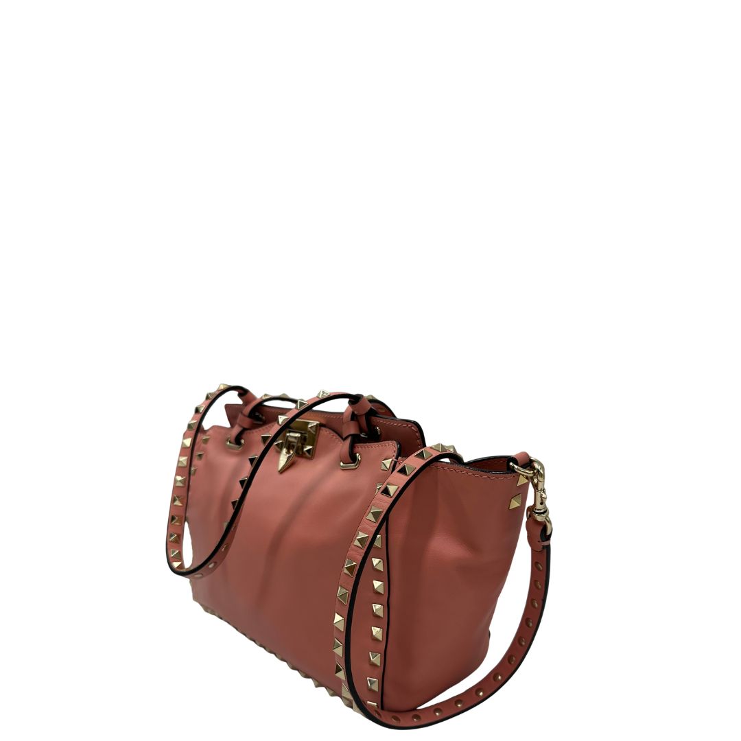 lato Borsa V. G. in pelle color rosa salmone impreziosita da borchie piramidali, di lusso, originale, ottime condizioni. 