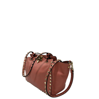 lato Borsa V. G. in pelle color rosa salmone impreziosita da borchie piramidali, di lusso, originale, ottime condizioni. 