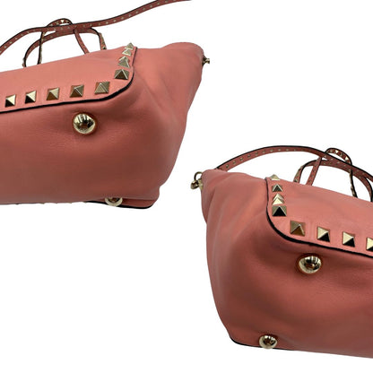 angoli Borsa V. G. in pelle color rosa salmone impreziosita da borchie piramidali, di lusso, originale, ottime condizioni. 