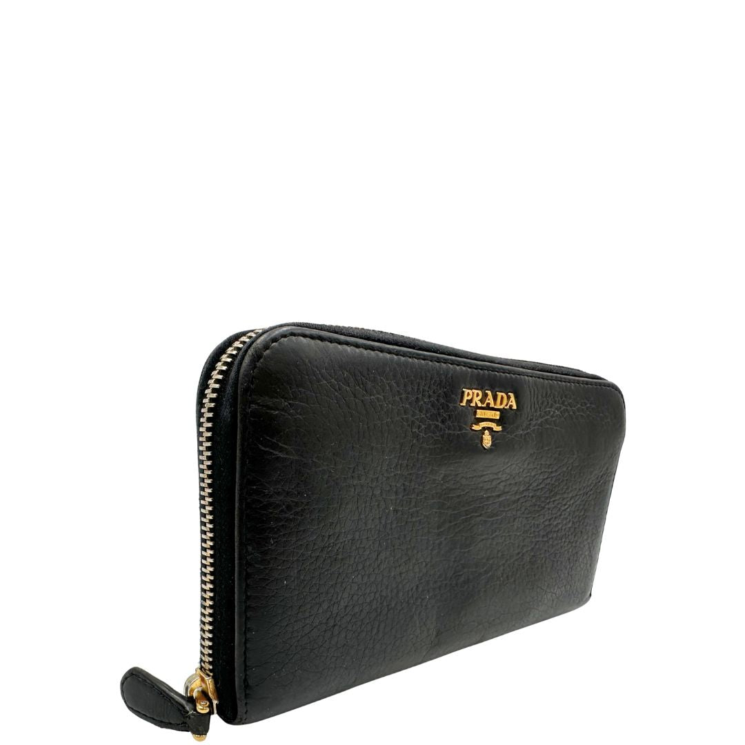 Portafoglio Prada in pelle nera e hardware dorato, di lusso, originale.