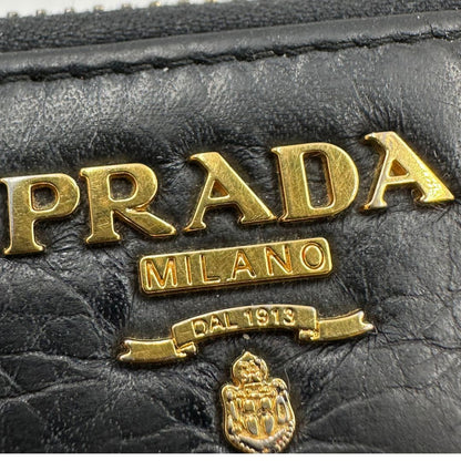 Portafoglio Prada in pelle nera e hardware dorato, di lusso, originale.