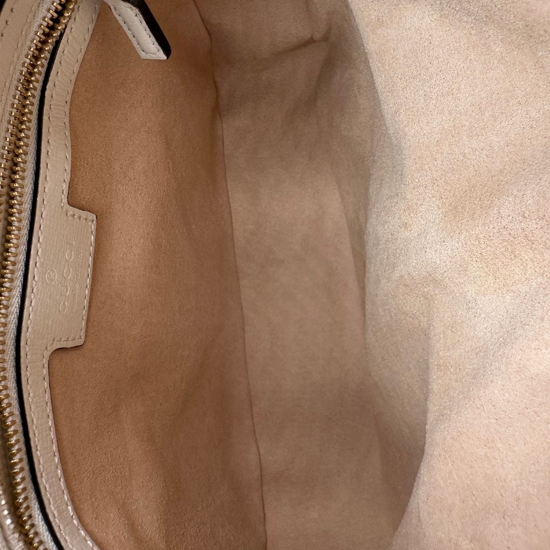 interno Borsa Gucci in canvas GG e finiture in pelle color bianco latte, di lusso, originale, usata. 