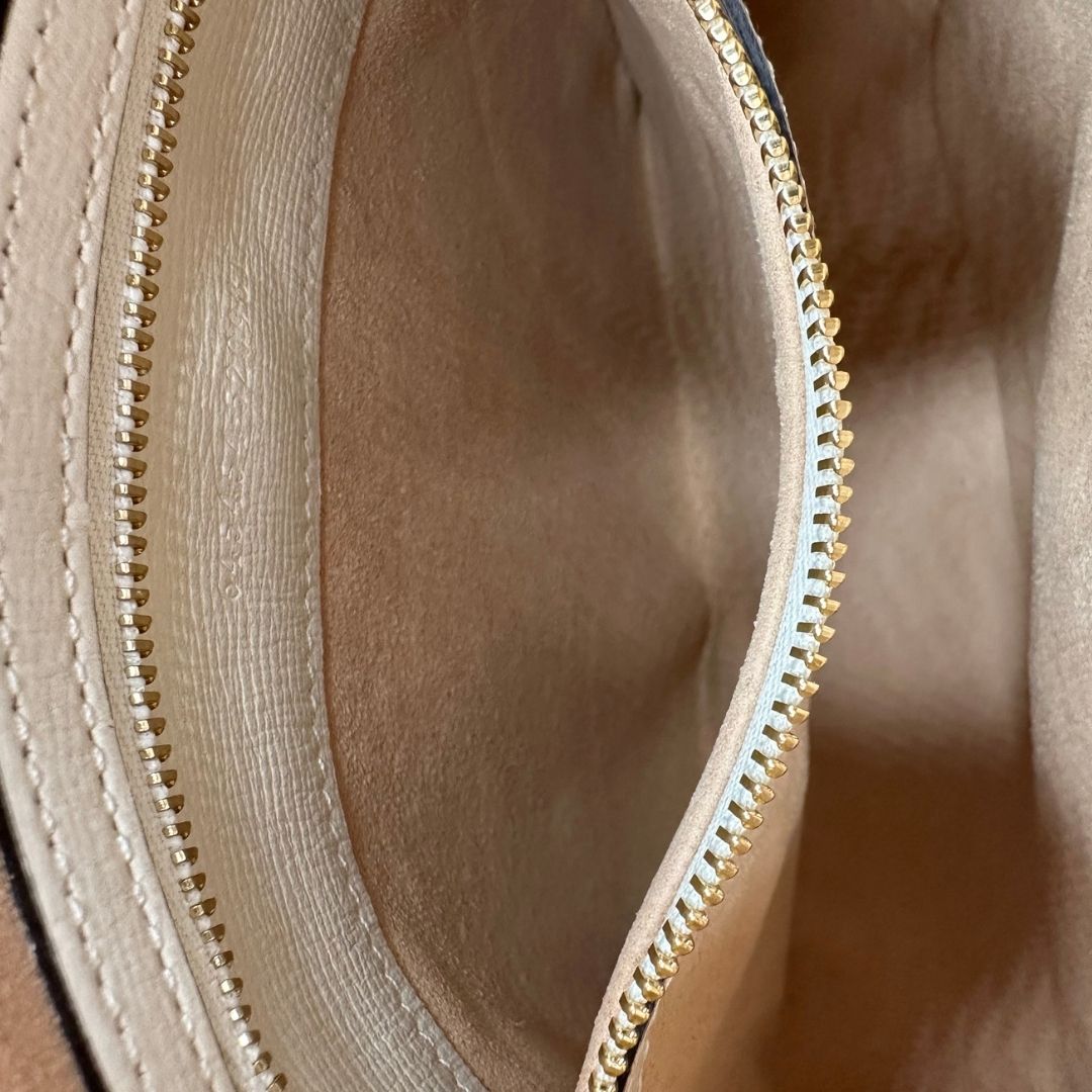 interno Borsa Gucci in canvas GG e finiture in pelle color bianco latte, di lusso, originale, usata. 