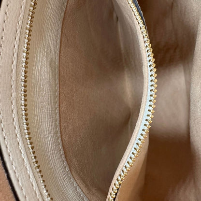 interno Borsa Gucci in canvas GG e finiture in pelle color bianco latte, di lusso, originale, usata. 