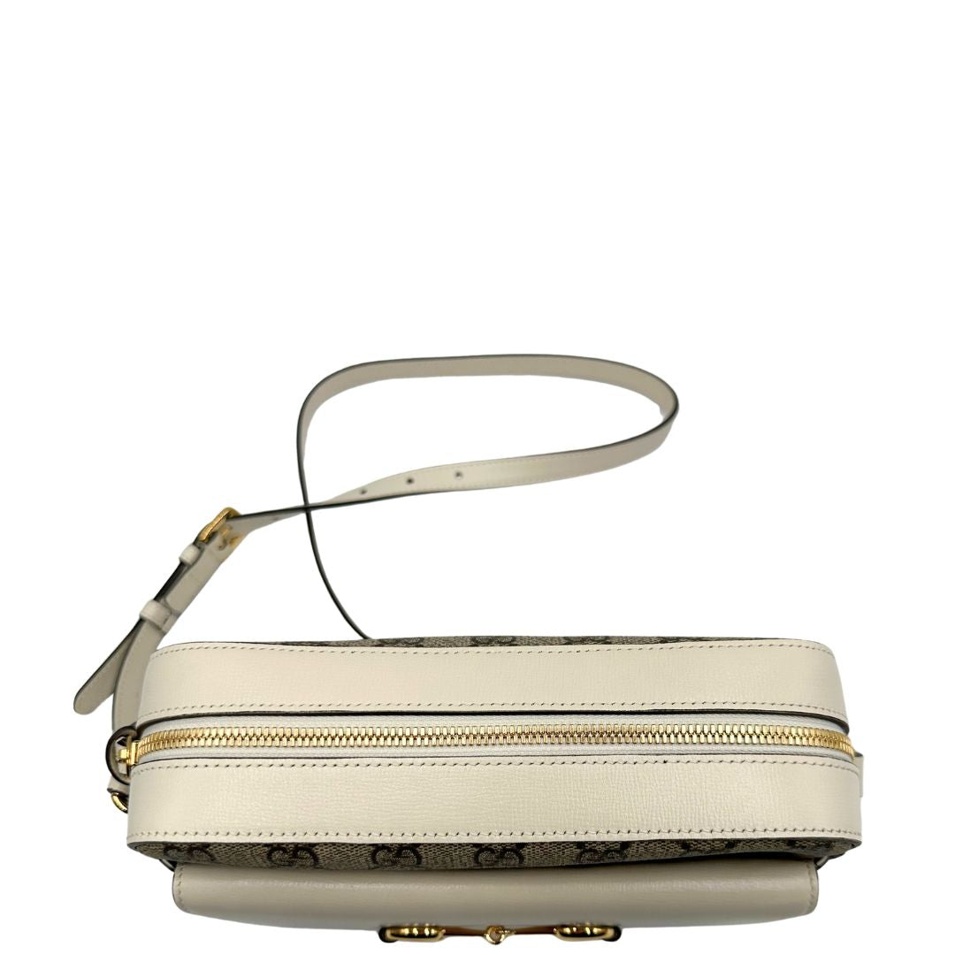 chiusura Borsa Gucci in canvas GG e finiture in pelle color bianco latte, di lusso, originale, usata.