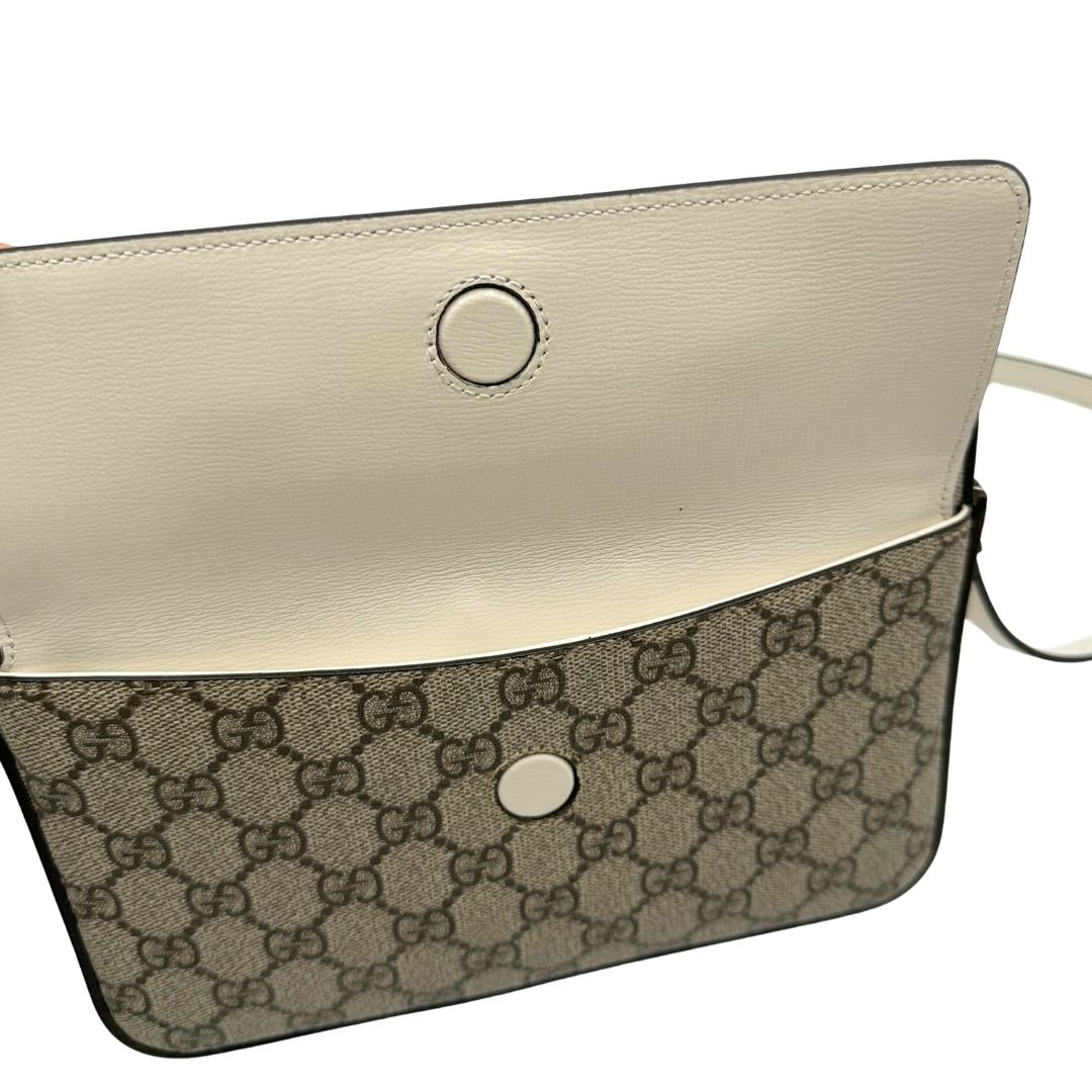 chiusura Borsa Gucci in canvas GG e finiture in pelle color bianco latte, di lusso, originale, usata. 