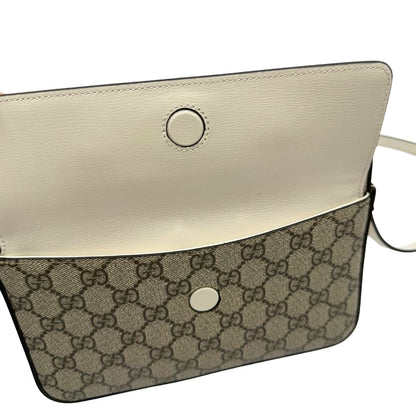 chiusura Borsa Gucci in canvas GG e finiture in pelle color bianco latte, di lusso, originale, usata. 