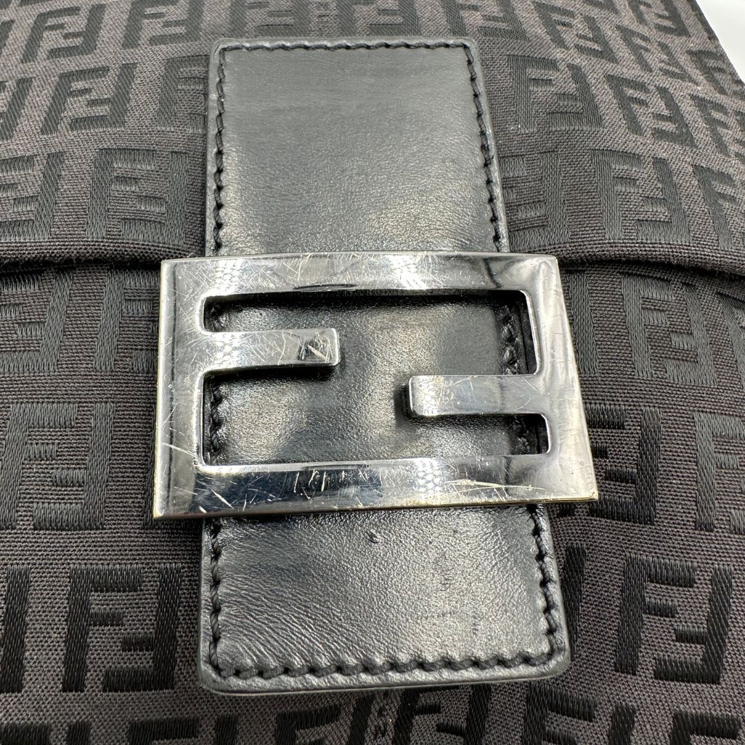   Tracolla Fendi marrone trama Zucchino e finiture in pelle nera, di lusso, originale, ottime condizioni, usata.