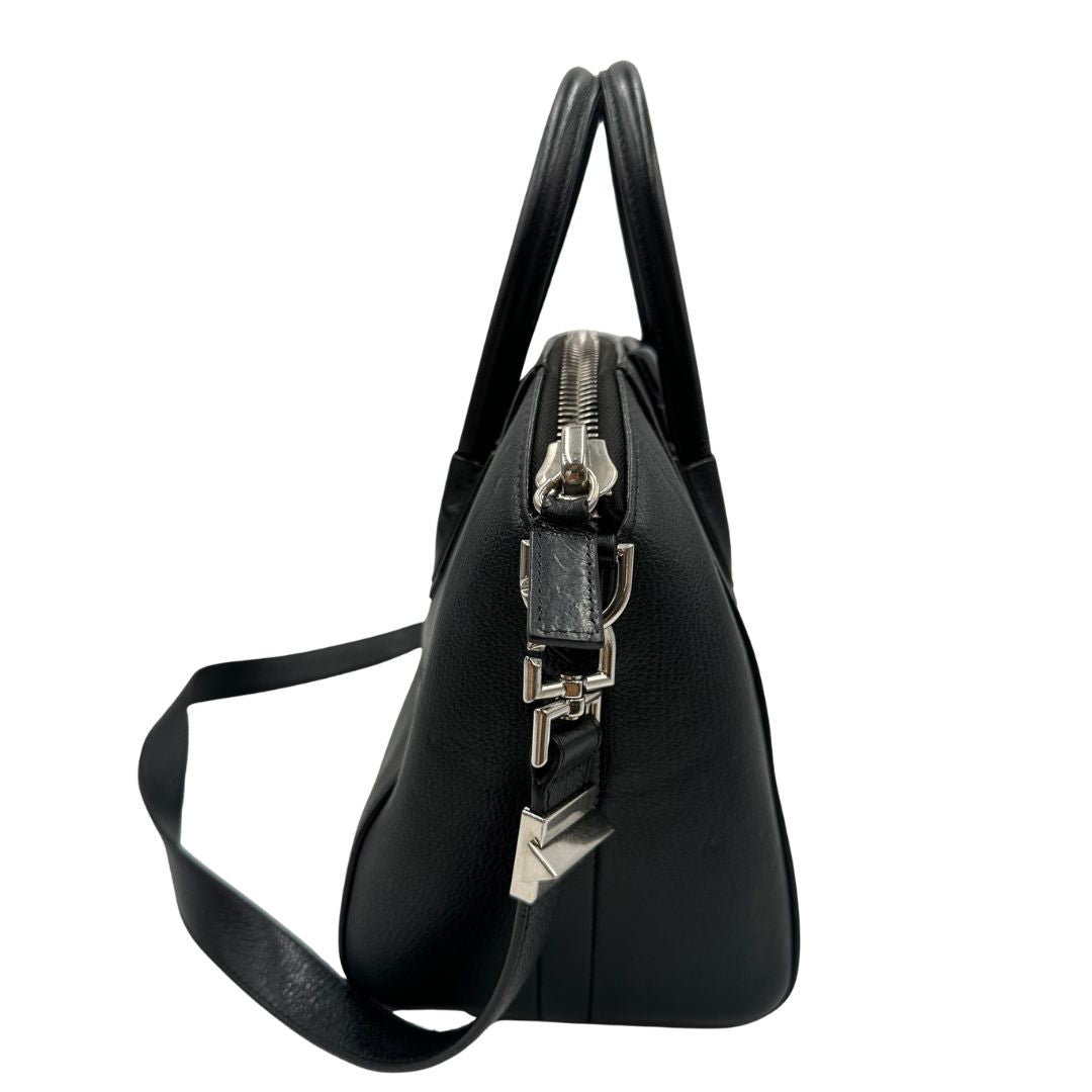 lato Antigona Givenchy in pelle martellata nera nella misura piccola, di lusso, originale, ottime condizioni, usata. 