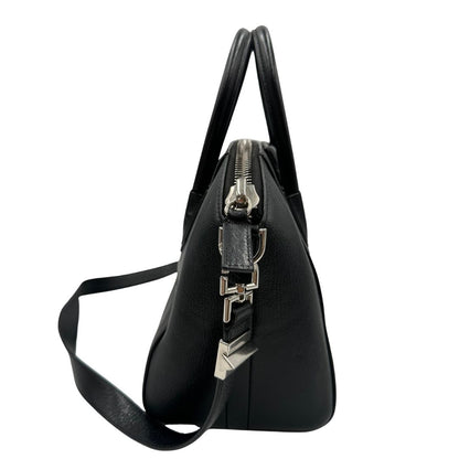 lato Antigona Givenchy in pelle martellata nera nella misura piccola, di lusso, originale, ottime condizioni, usata. 