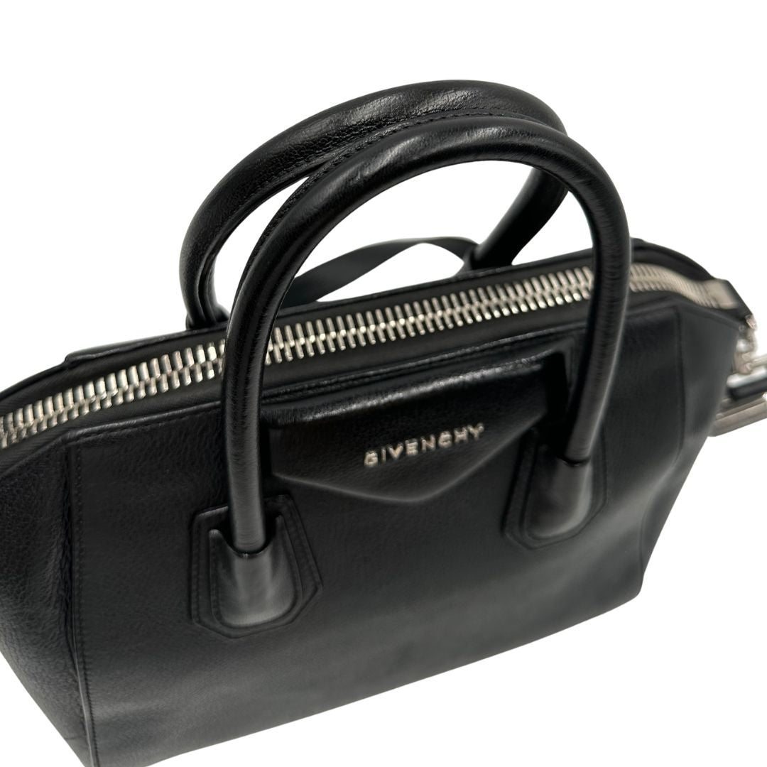 manici Antigona Givenchy in pelle martellata nera nella misura piccola, di lusso, originale, ottime condizioni, usata. 