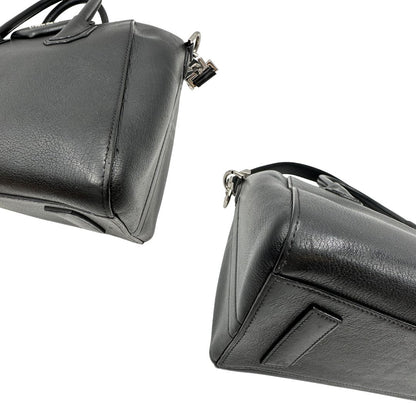 angoli Antigona Givenchy in pelle martellata nera nella misura piccola, di lusso, originale, ottime condizioni, usata. 