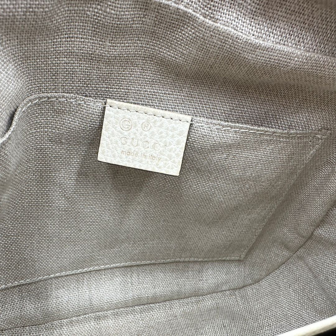 interno Camera Bag Gucci in tessuto GG con finiture in pelle color avorio, di lusso, originale, ottime condizioni, usata.  
