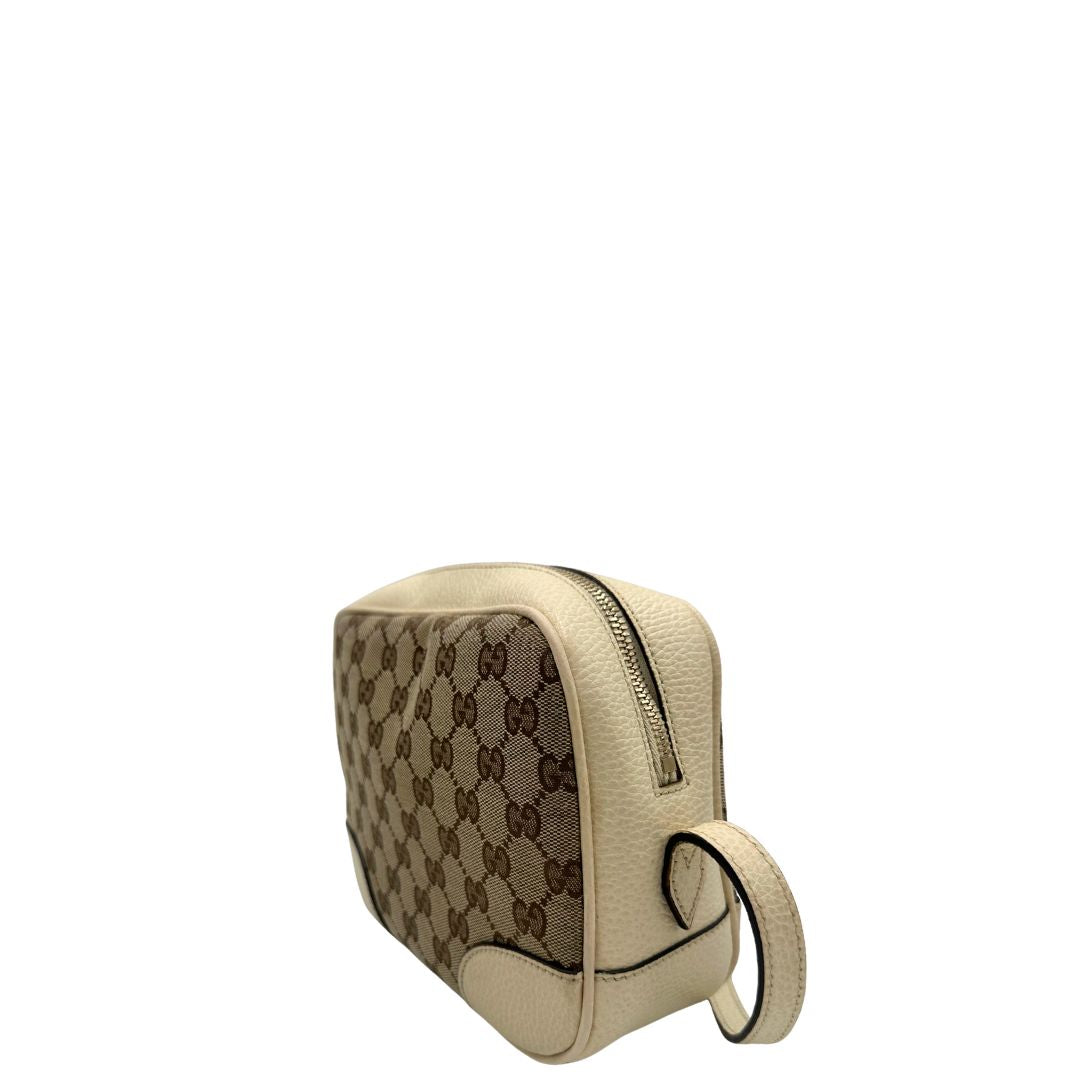 lato Camera Bag Gucci in tessuto GG con finiture in pelle color avorio, di lusso, originale, ottime condizioni, usata. 
