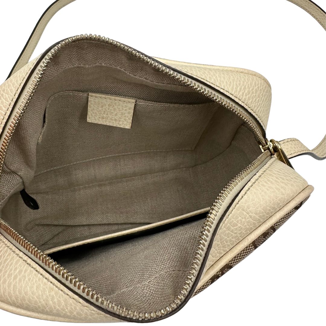interno Camera Bag Gucci in tessuto GG con finiture in pelle color avorio, di lusso, originale, ottime condizioni, usata.